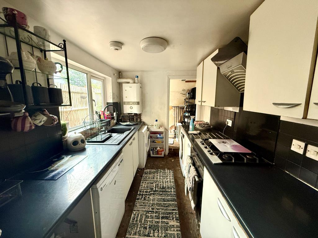 Lot: 177 - THREE-BEDROOM HOUSE FOR INVESTMENT - Kitchen